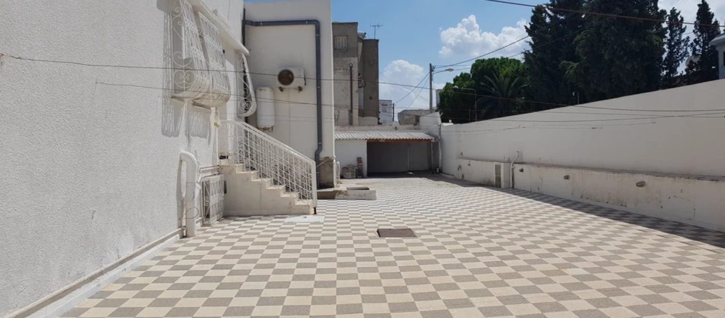 Sousse Ville Cite Hached Vente Maisons Villa de 300 m2 couvert sur un terrain de 1000 m2