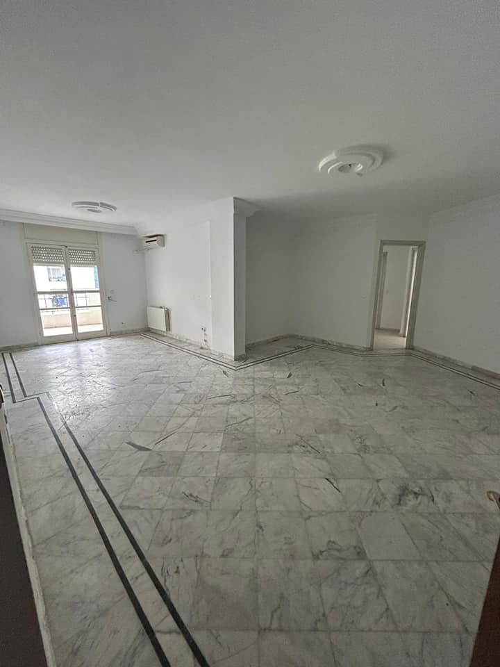Ariana Ville Cite Ennasr 2 Vente Appart. 4 pices Un appartement s3  ennasr 2