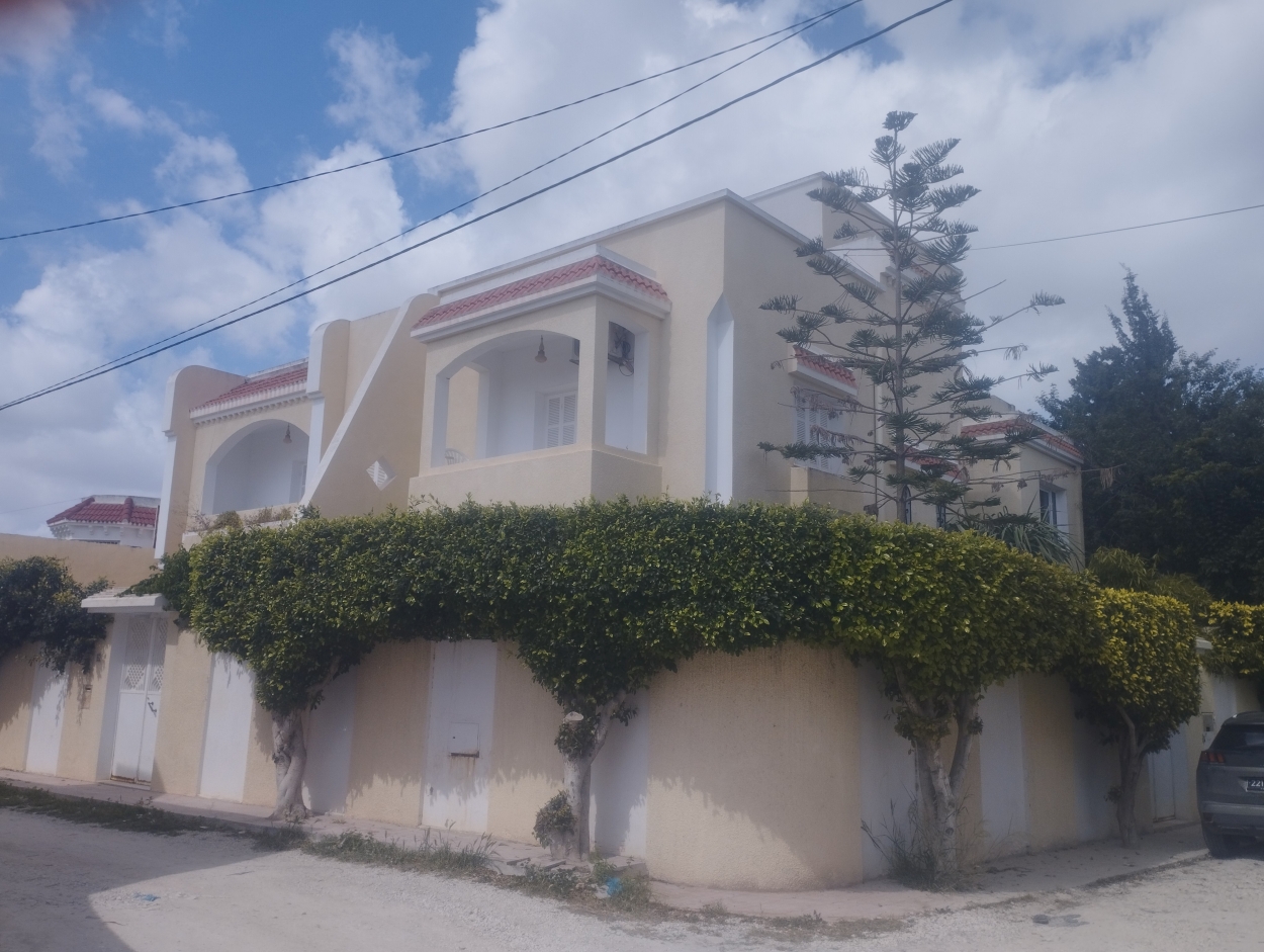 La Soukra Borj Louzir Vente Maisons Villa de haut standing sur deux niveaux