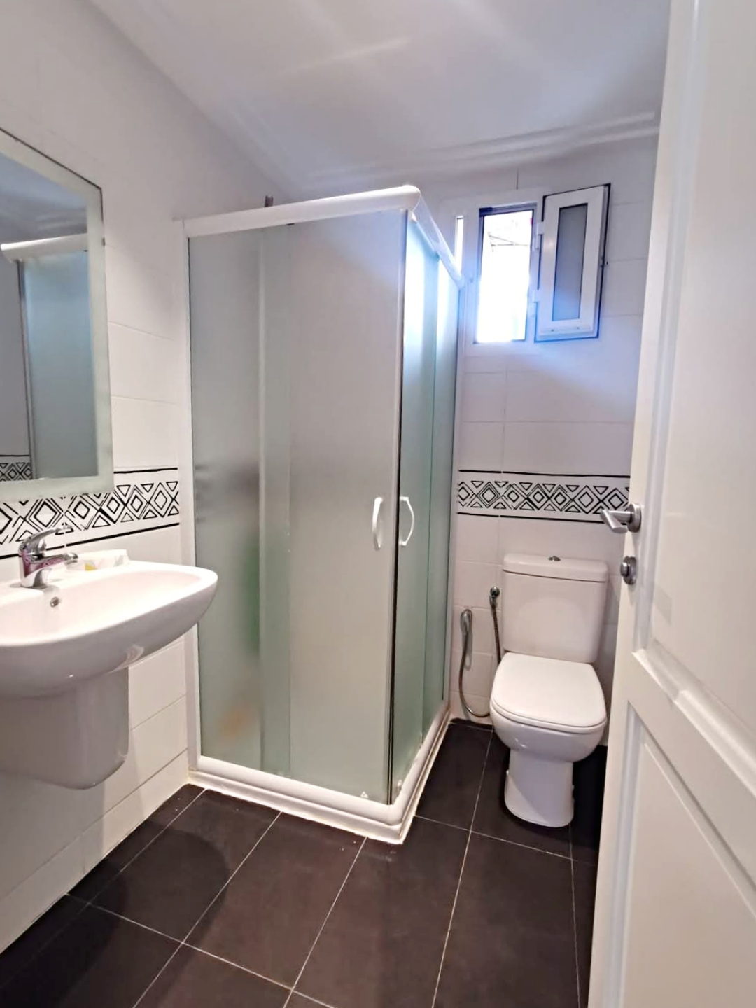 La Soukra La Soukra Vente Appart. 4 pices Appartement s3 soukra rue du parc