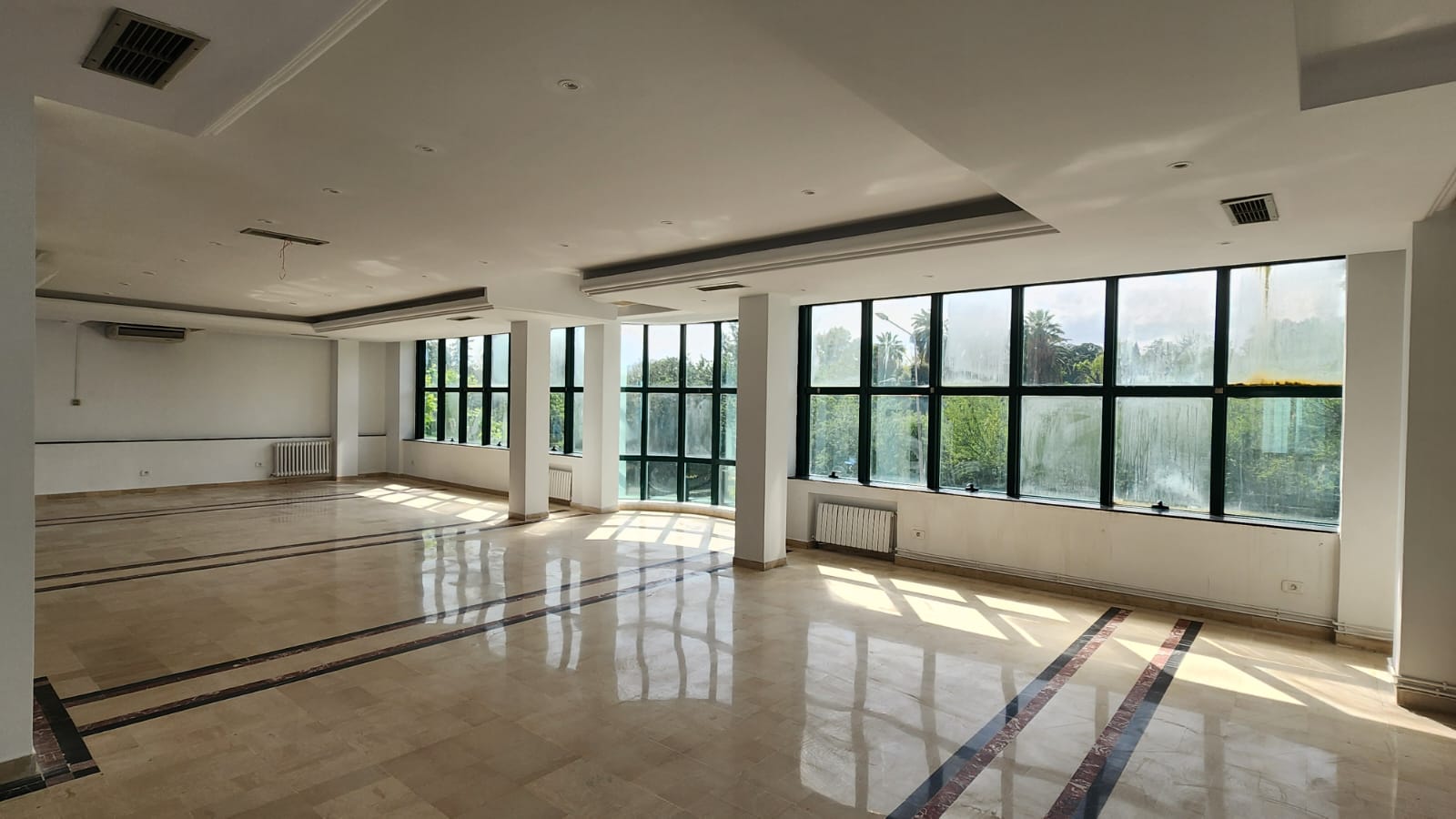 El Menzah Tunis Belvedere Vente Autre Local au belvdre sur av principale vue sur parc