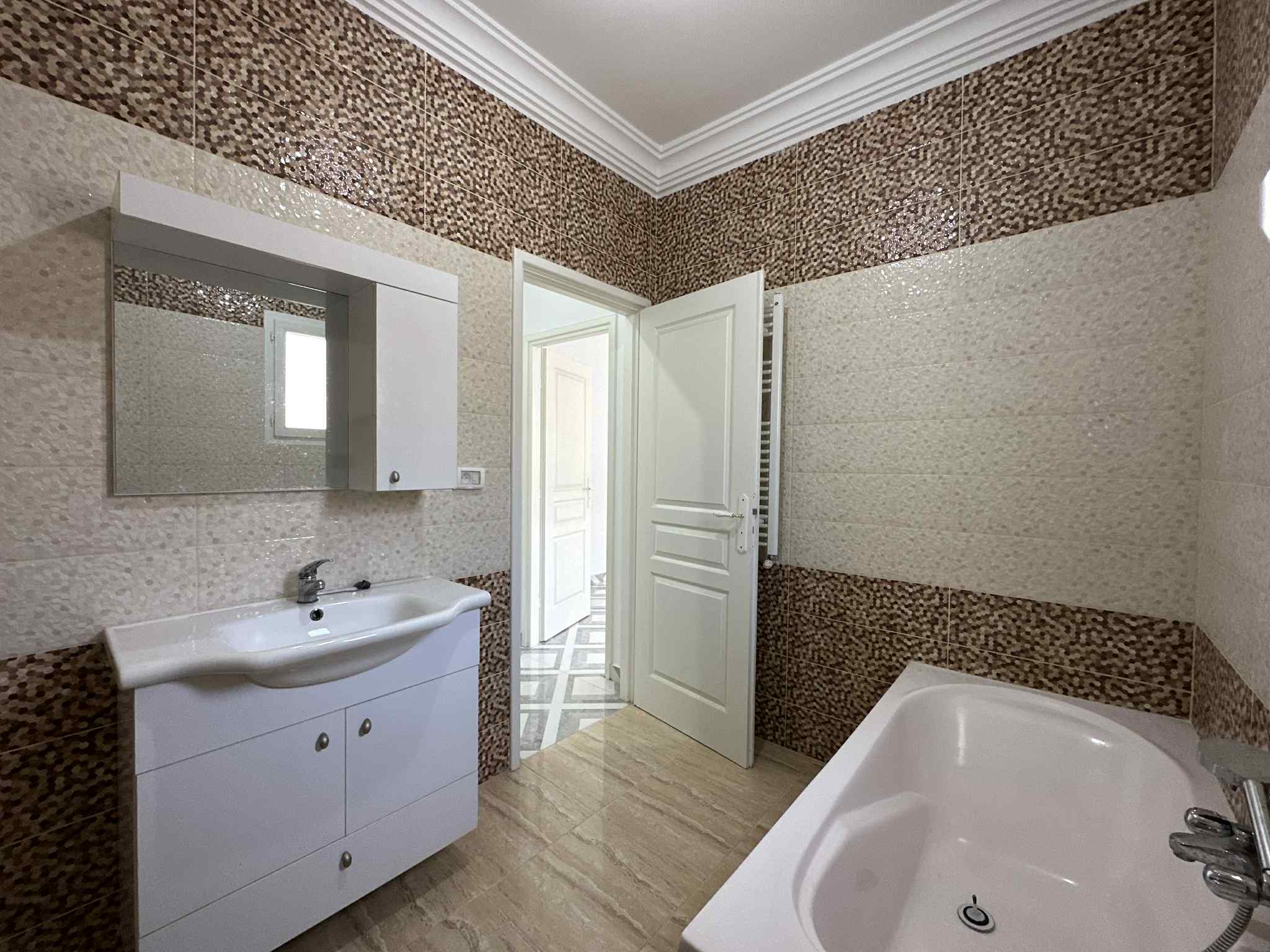 Ariana Ville Ariana Location Appart. 4 pices Etage de villa s3 neuf  cit enkhilet
