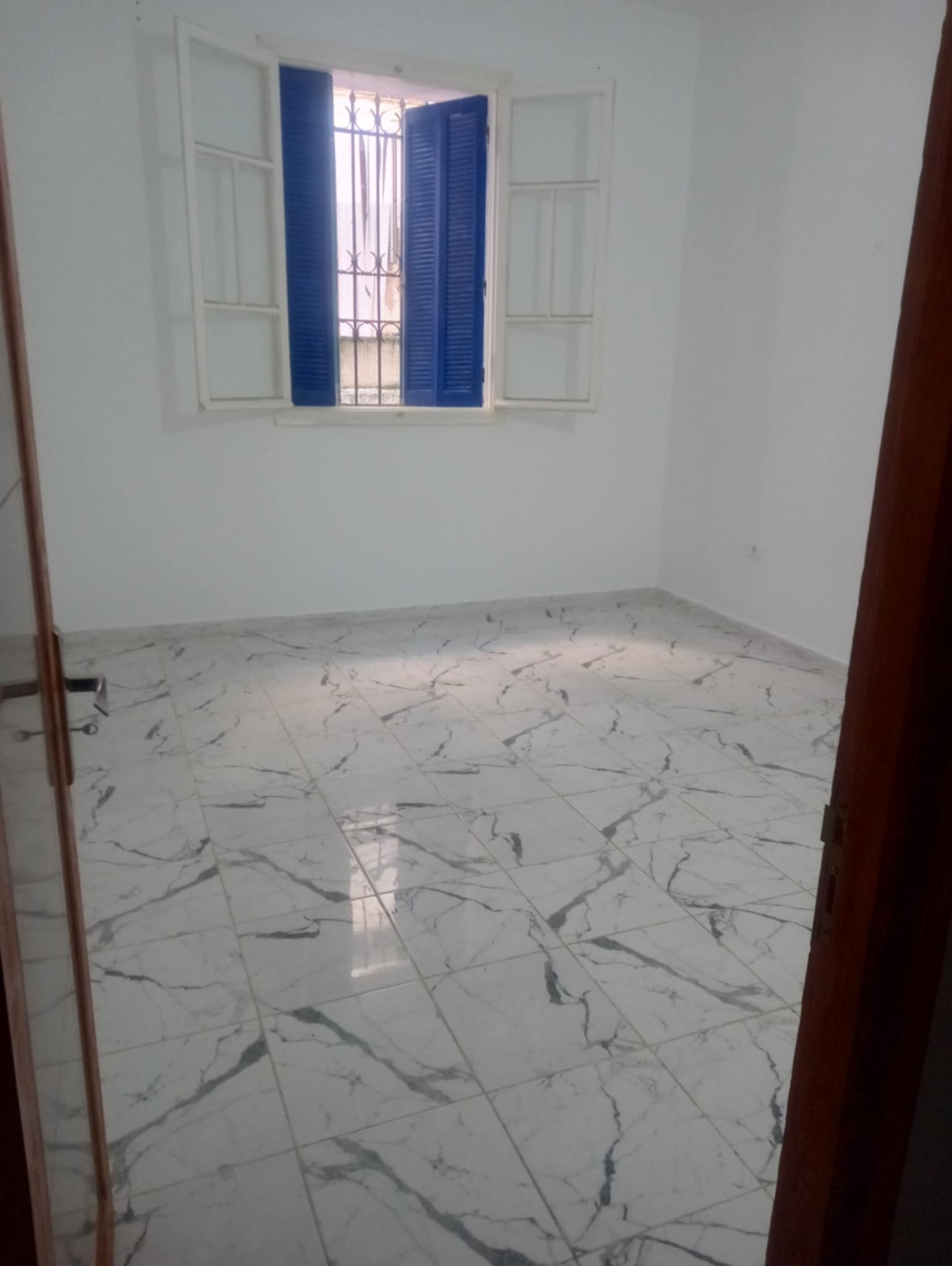 Bab Bhar&nbsp;Bab El Jazira&nbsp;Vente&nbsp;Appart. 3 pi�ces&nbsp;S3 et un magasin au centre ville