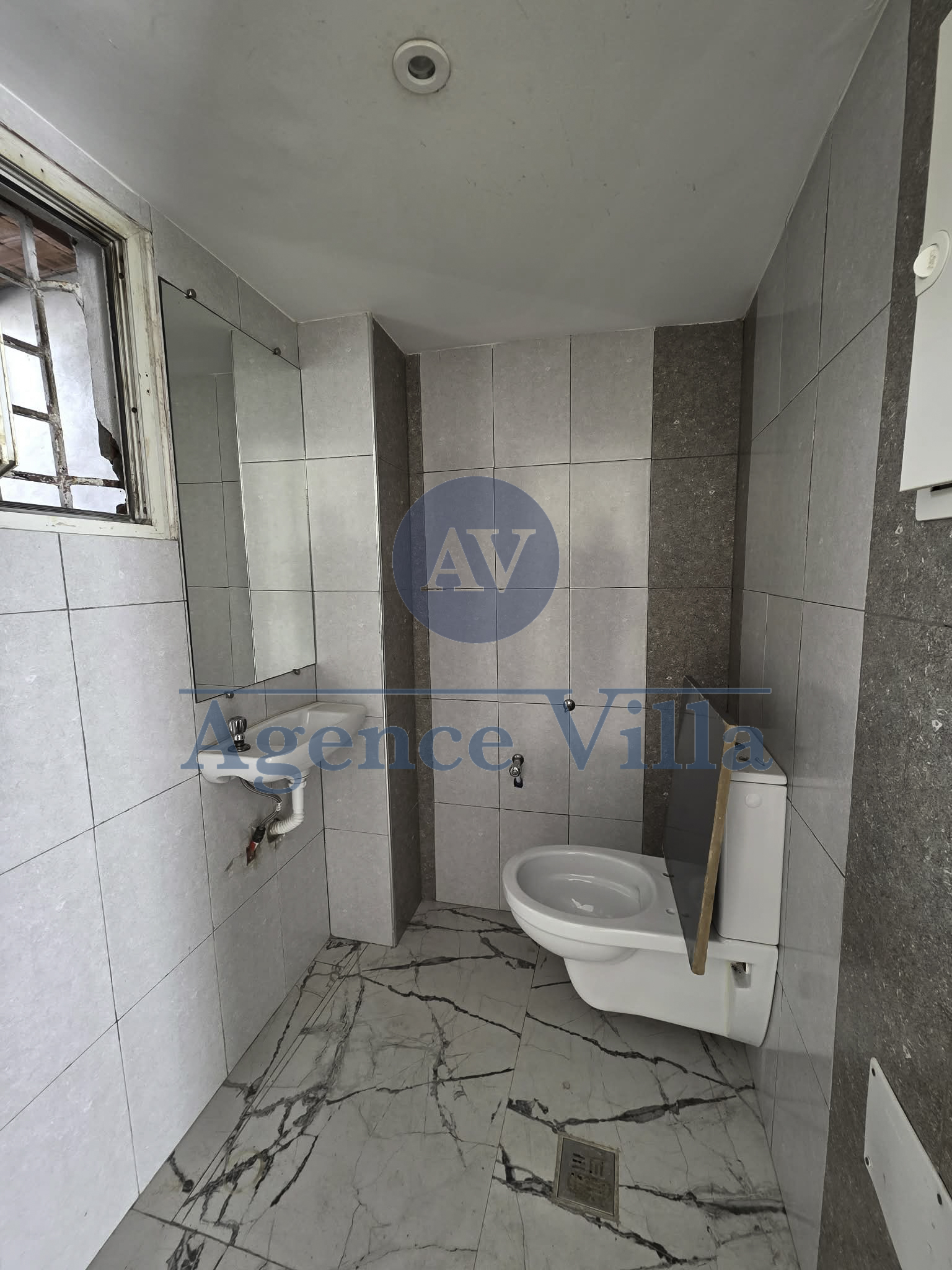 La Marsa&nbsp;Marsa Safsaf&nbsp;Bureaux & Commerces&nbsp;G�rance libre&nbsp;Un local � marsa ville