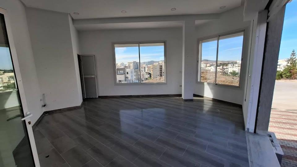 Mnihla&nbsp;Jardins d'el Menzah&nbsp;Bureaux & Commerces&nbsp;Bureau&nbsp;Bureau neuf avec salle d'eau  � jardin menzah 2