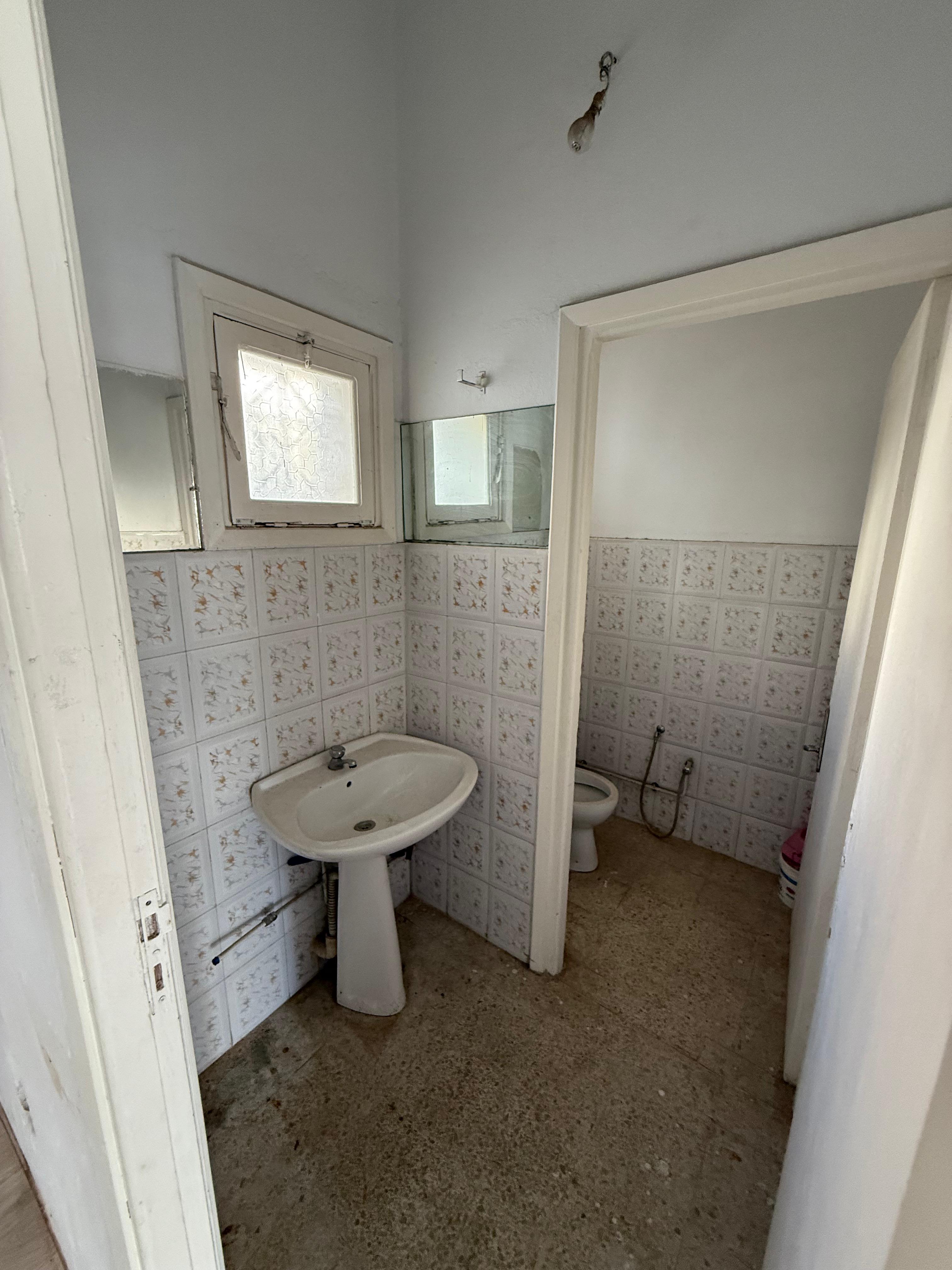 El Mourouj&nbsp;Cite Ibn Jazzar 2&nbsp;Location&nbsp;Autre&nbsp;Local spacieux