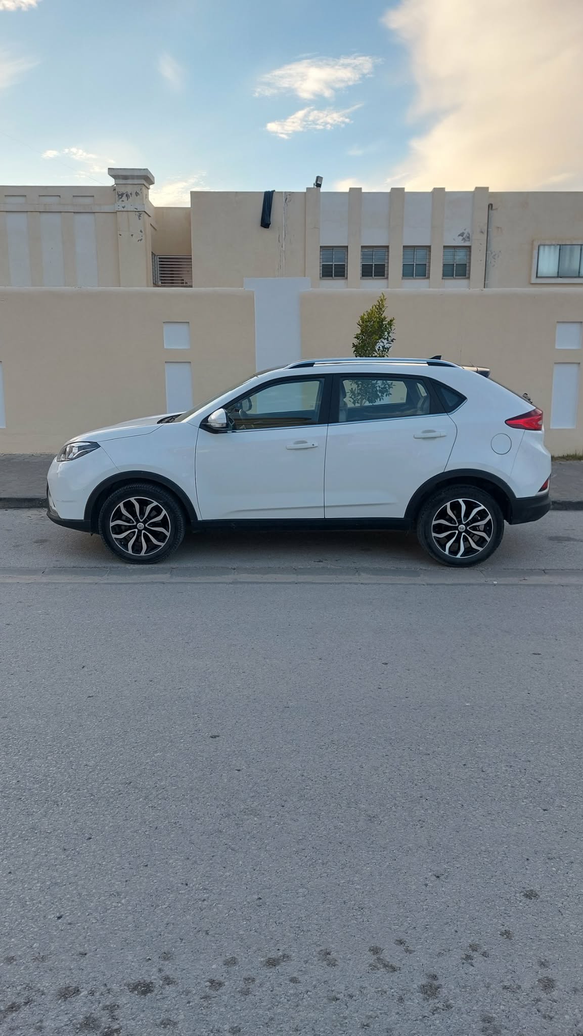 La Marsa&nbsp;Berge Du Lac&nbsp;Mg&nbsp;Autre Mod�le&nbsp;Mg gs luxe suv puissant �l�gant et 4x4  1�re main