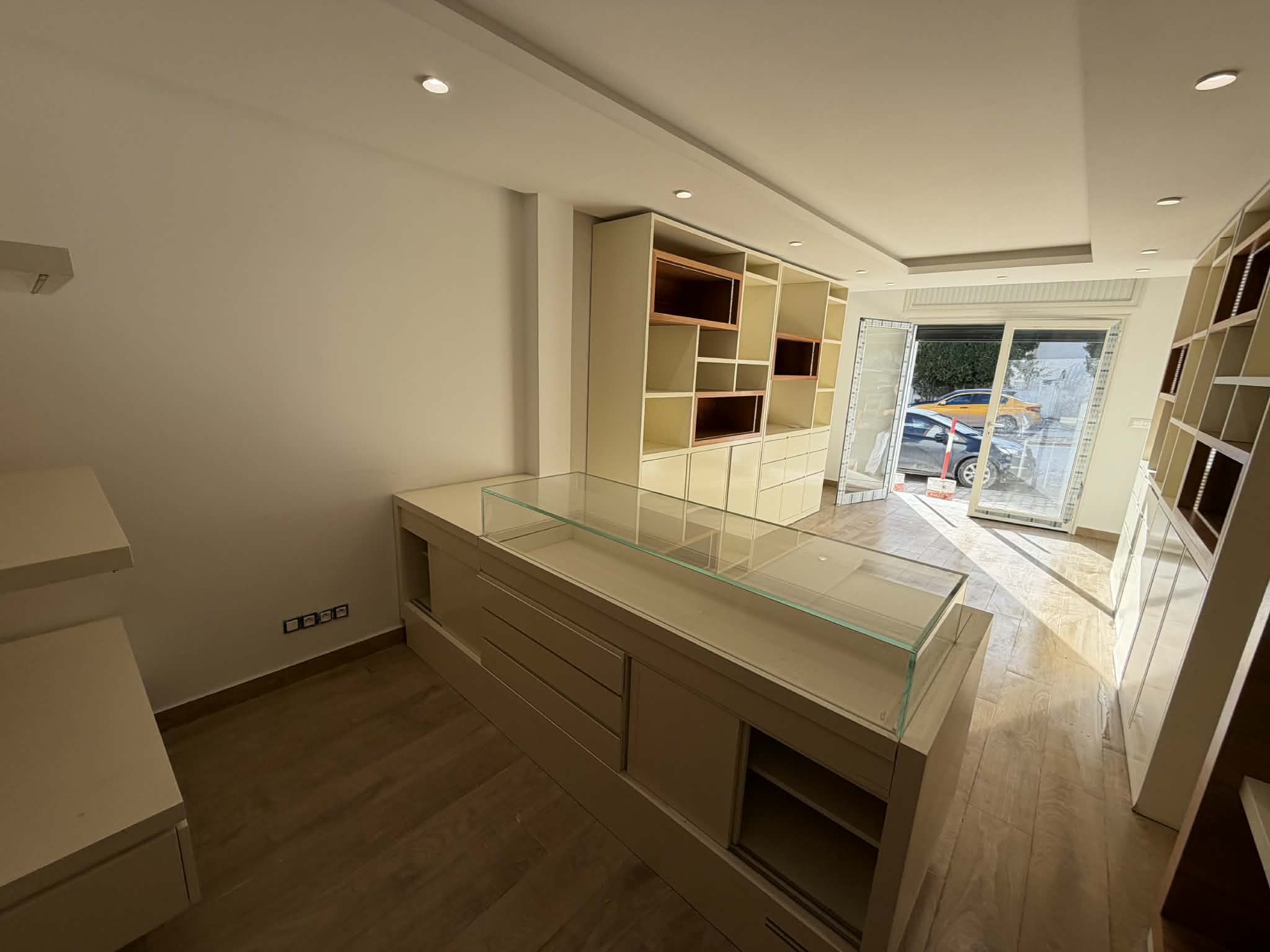 Ariana Ville&nbsp;Cite Ennasr 2&nbsp;Bureaux & Commerces&nbsp;Surfaces&nbsp;Local commercial am�nag� de 40m � ennasr 2