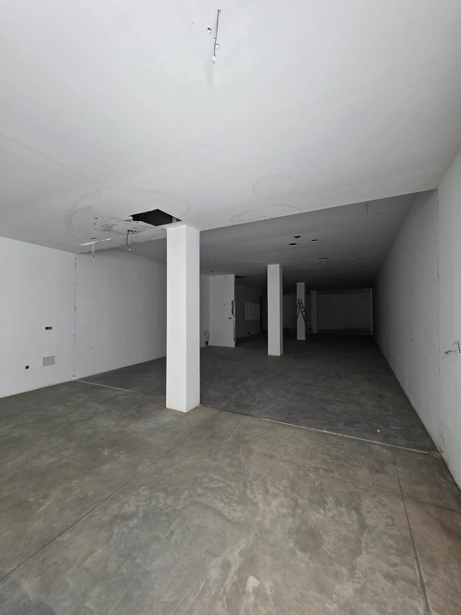 La Marsa&nbsp;Berge Du Lac&nbsp;Bureaux & Commerces&nbsp;Autre&nbsp;Local  d�p�t industriel au lac 3  kram