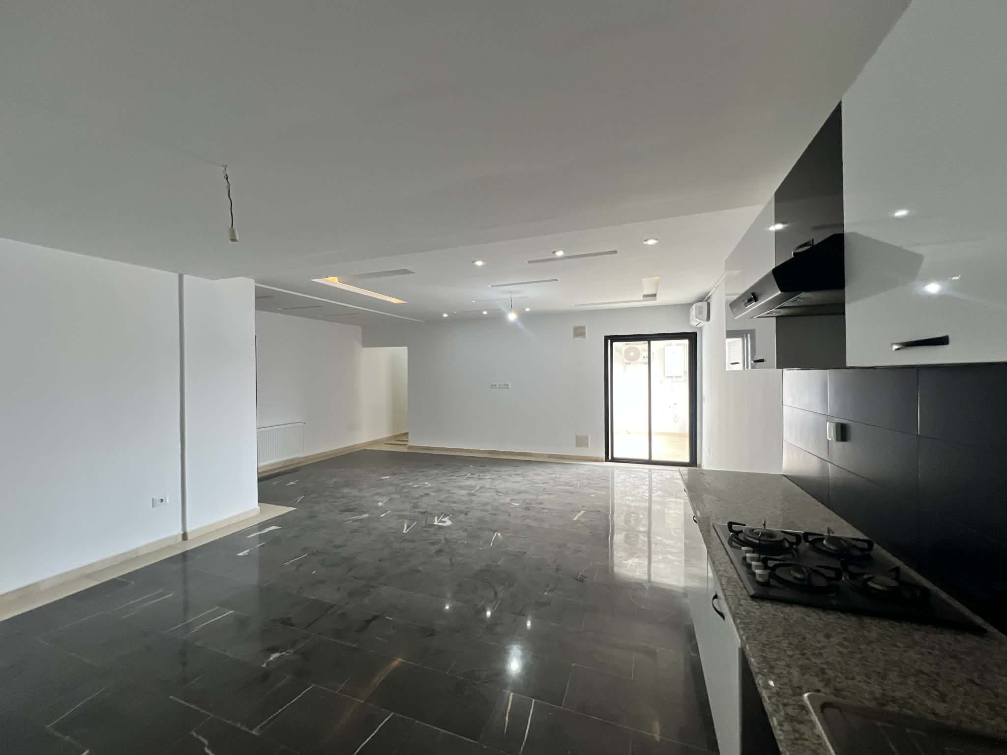 La Soukra&nbsp;La Soukra&nbsp;Vente&nbsp;Appart. 3 pi�ces&nbsp;S 2 jamais habit� avec pp 350 md