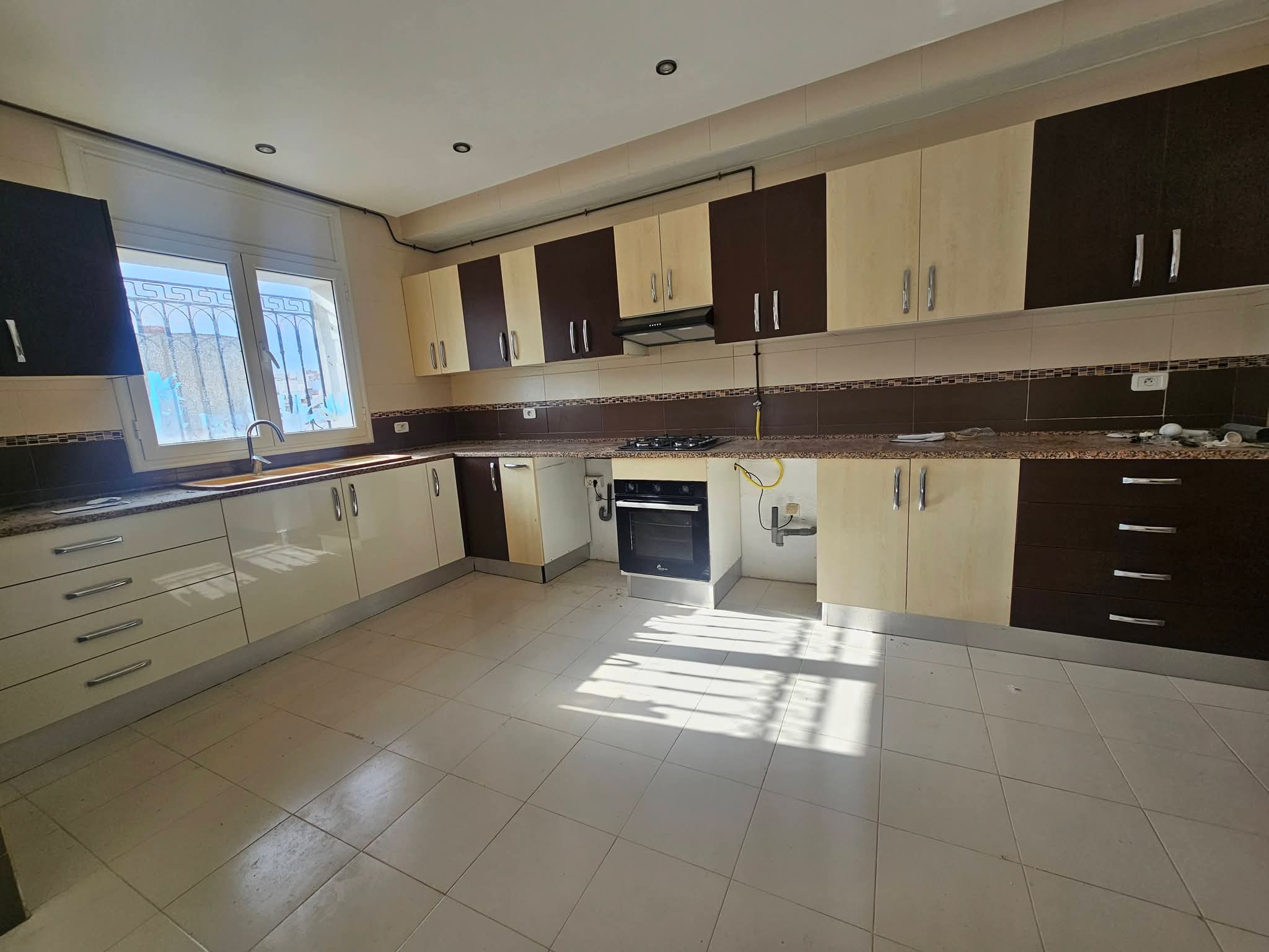 Mnihla&nbsp;Jardins d'el Menzah&nbsp;Location&nbsp;Appart. 5 pi�ces+&nbsp;Etage de villa s4 1800d jardin del menzah 2