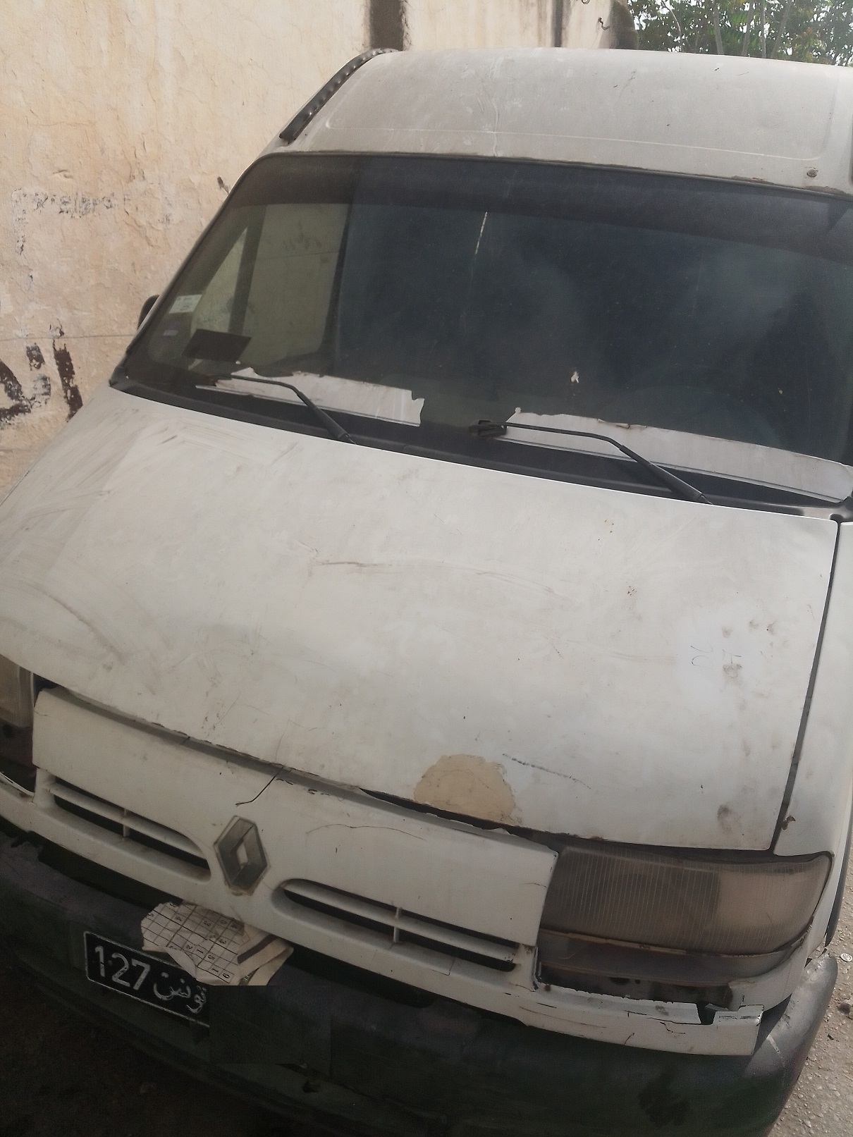 Bab Souika&nbsp;Bab El Khadra&nbsp;Renault&nbsp;Master&nbsp;Camion  ferraille sans carte grise tunisie