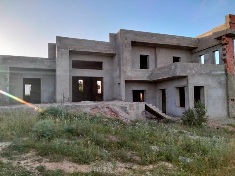 Oued Ellil&nbsp;Oued Ellil&nbsp;Vente&nbsp;Autre&nbsp;Sanheja une villa � moiti� construite