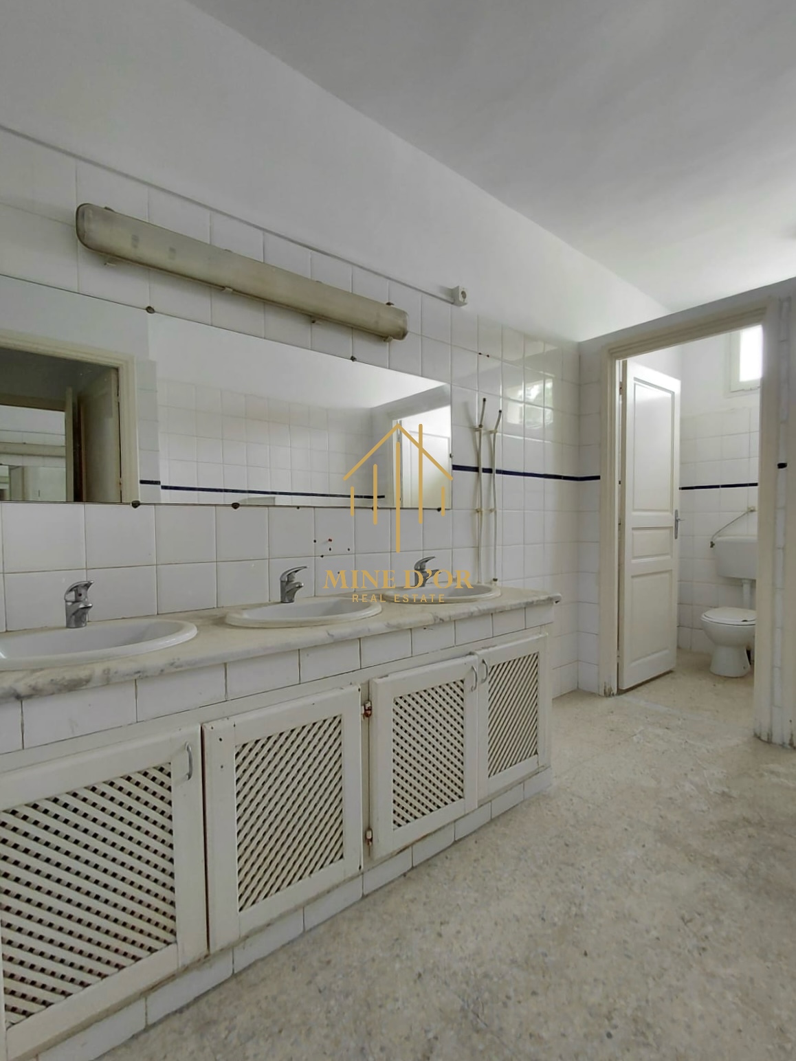 La Soukra&nbsp;Charguia 2&nbsp;Bureaux & Commerces&nbsp;Bureau&nbsp;Plateau avec entr�e ind�pendante � charguia 2