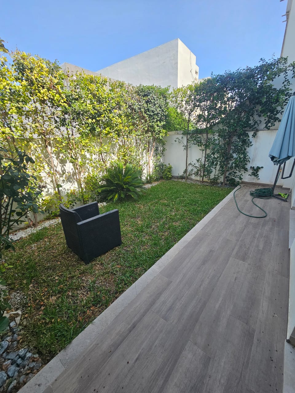 Ain Zaghouan&nbsp;Jardins de Carthage&nbsp;Location&nbsp;Appart. 4 pi�ces&nbsp;S plus trois avc jards et piscine jard de carthage