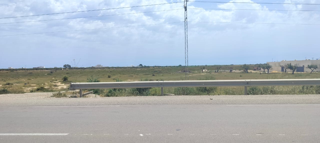 Hammamet&nbsp;Hammamet&nbsp;Terrain&nbsp;Terrain nu&nbsp;Terrain  pr�s de route  principale cote mer