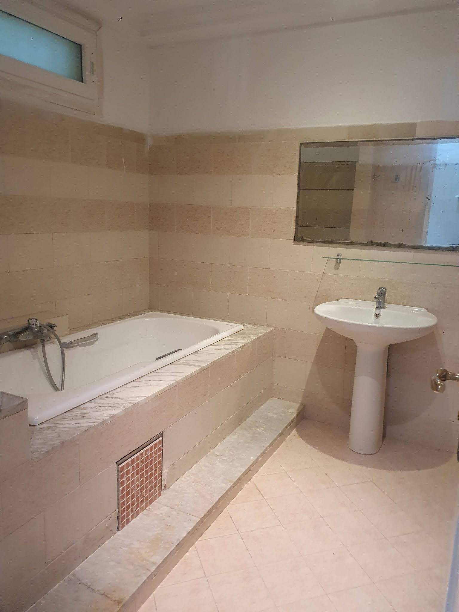 El Menzah&nbsp;El Manar 1&nbsp;Location&nbsp;Appart. 1 pi�ce&nbsp;Super rdc de villa avec entr�e ind�pendant